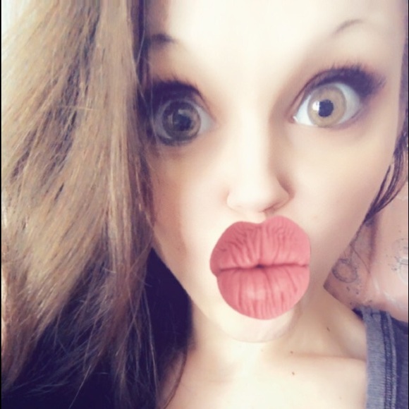 Meet your Posher, Caitlin - Picture 9 of 9